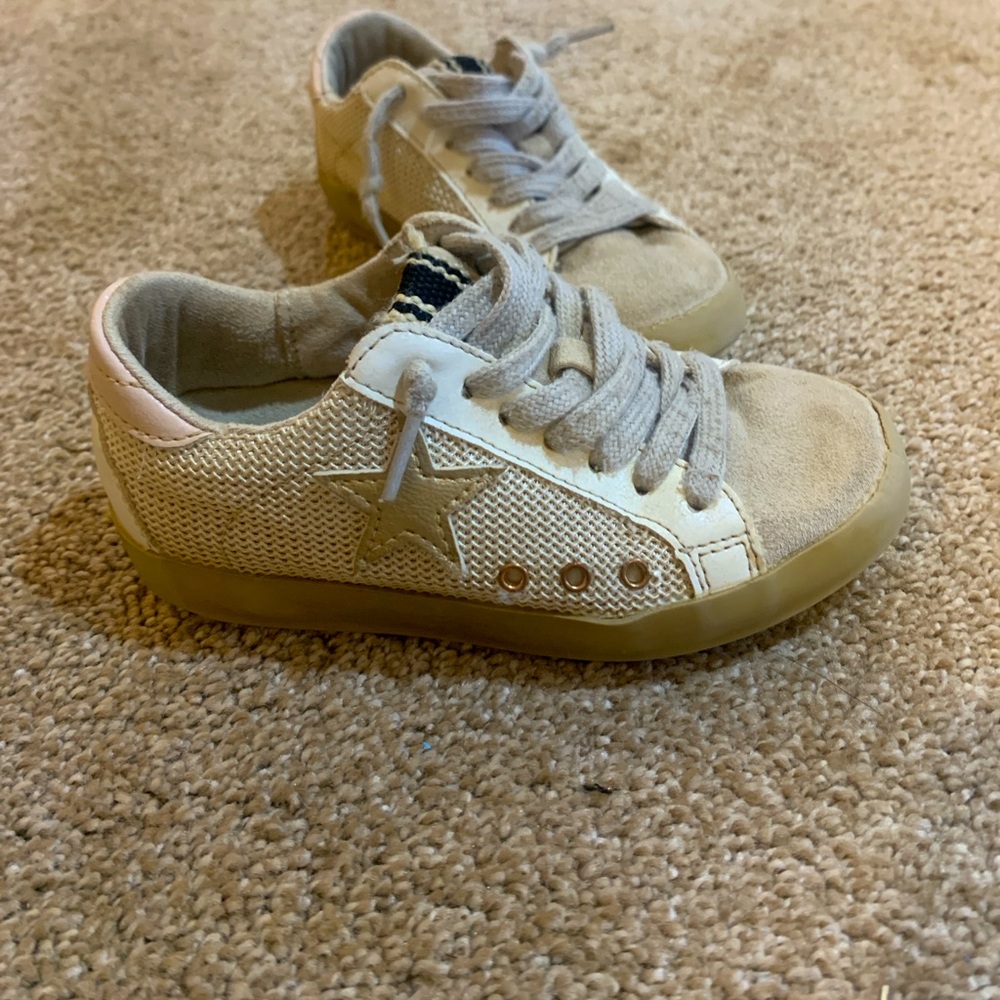 Kids tennis shoes! Size 6